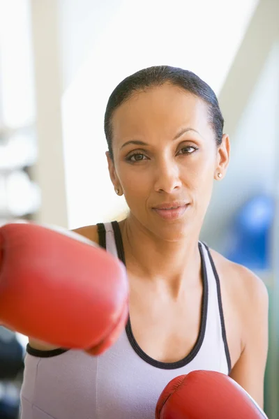 Kvinna boxning på gym — Stockfoto