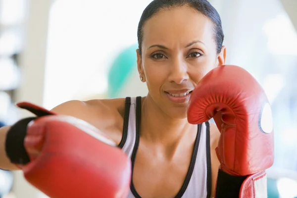 Kvinna Boxning Gym — Stockfoto