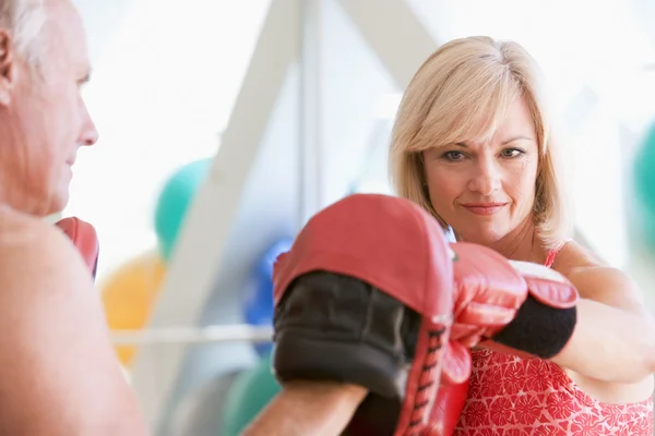Kvinna Boxning Med Personlig Tränare Gym — Stockfoto