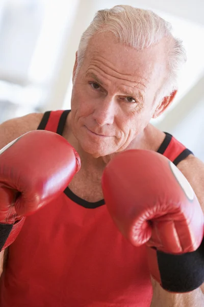 Homem boxe no ginásio — Fotografia de Stock