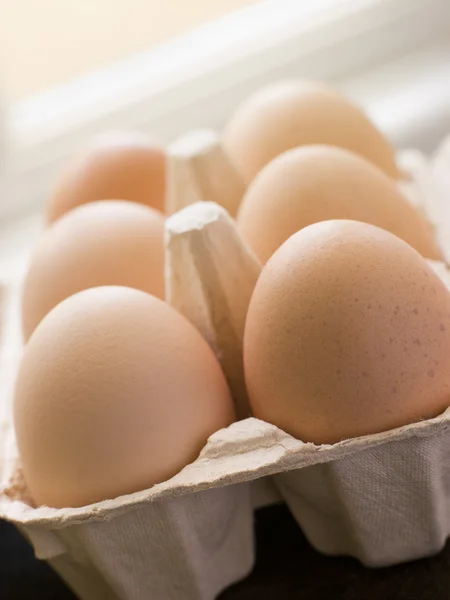 ボックスで新鮮な卵 — ストック写真