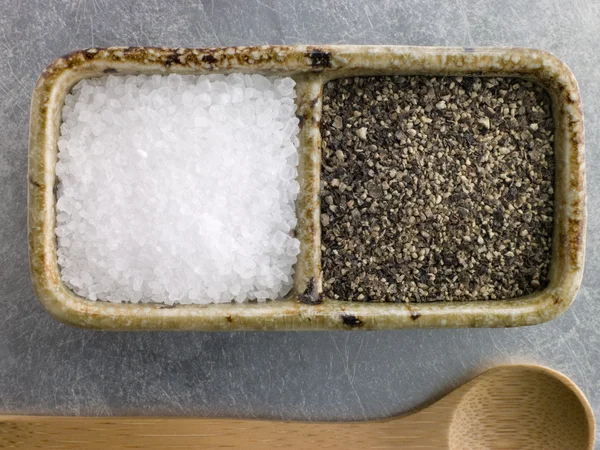 Zee zout kristallen en cursus gekraakt zwarte peper — Stockfoto