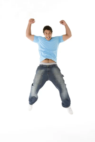 Adolescente menino pulando no ar — Fotografia de Stock