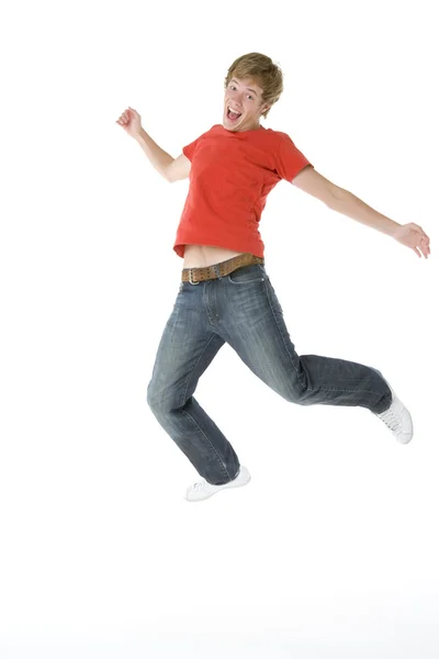 Tonårspojke hoppar i luften — Stockfoto