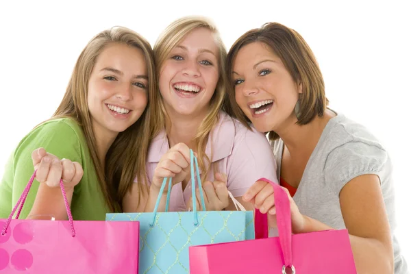 Portret van tienermeisjes houden shopping tassen — Stockfoto