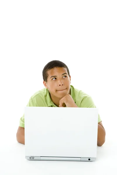 Retrato de adolescente en su computadora portátil — Foto de Stock