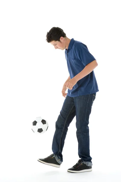 Портрет мальчика-подростка с футбольным мячом — стоковое фото