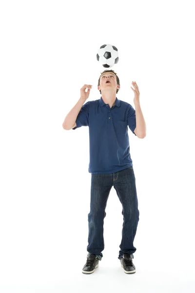 Portrét dospívající chlapec s fotbalovým míčem — Stock fotografie