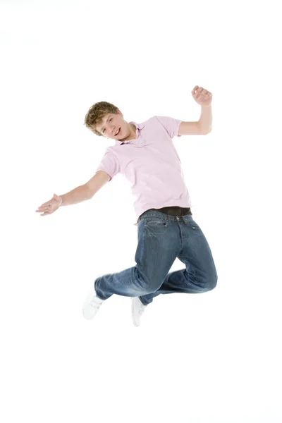 Dospívající chlapec skákání ve vzduchu — Stock fotografie