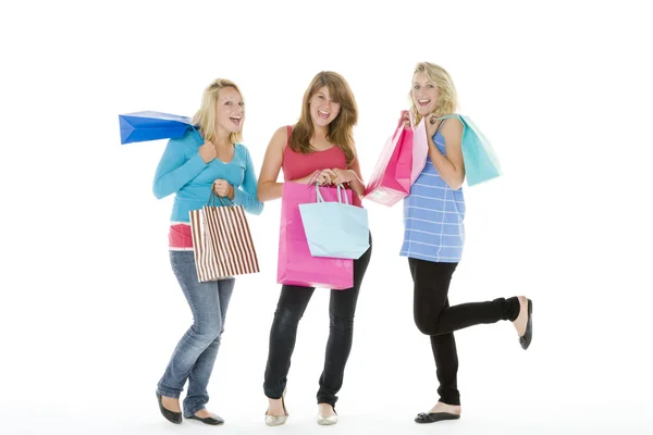 Девочки-подростки с сумками для покупок — стоковое фото