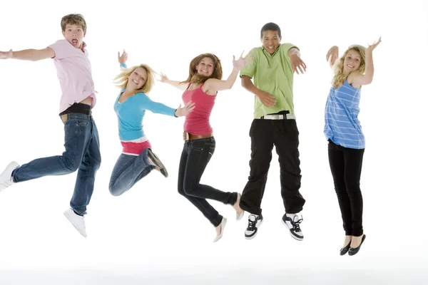 Adolescentes pulando no ar — Fotografia de Stock