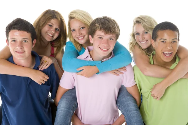 Adolescente niñas piggy espalda en chicos — Foto de Stock