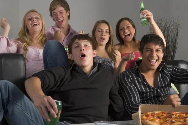 Tinédzserek Érzik Magukat Pizzát Eszik — Stock Fotó