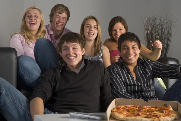 Adolescentes divirtiéndose y comiendo pizza — Foto de Stock