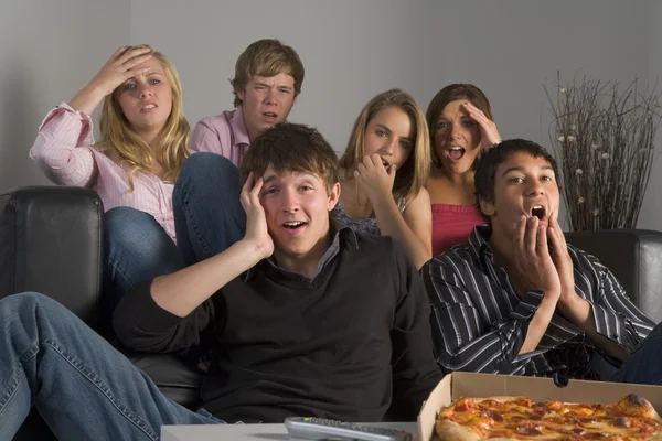Tonåringar Har Kul Och Äta Pizza — Stockfoto