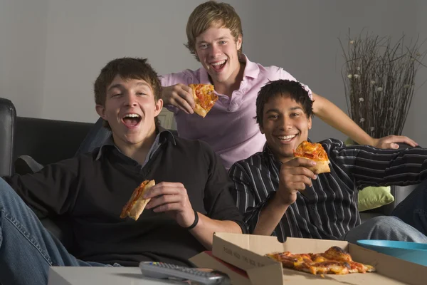 Подростки Веселятся Едят Пиццу — стоковое фото