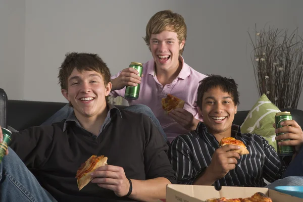 Les Adolescents Garçons Mangent Pizza — Photo