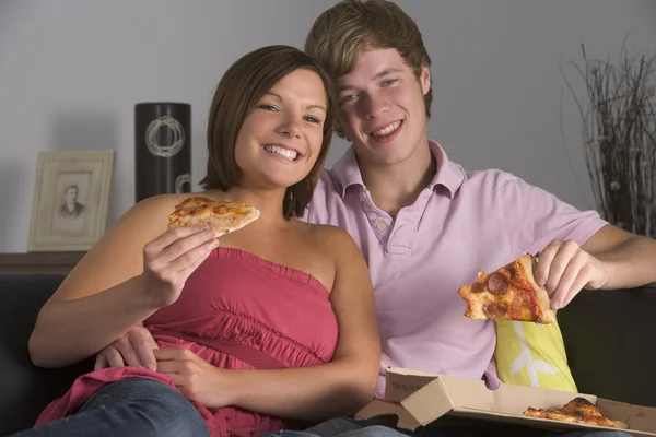 Pareja adolescente disfrutando de la pizza — Foto de Stock