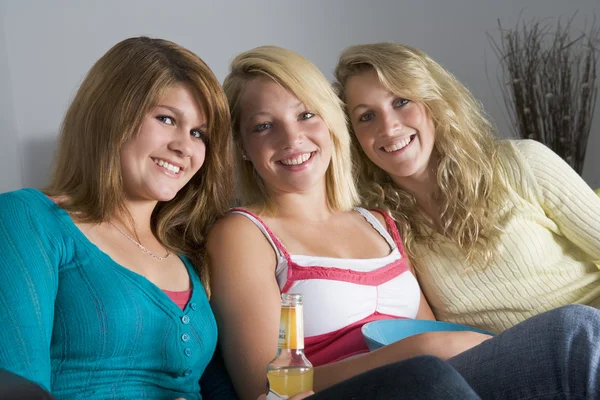 Nastolatki w domu — Zdjęcie stockowe