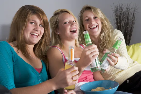 Teenager Mädchen Genießen Drinks — Stockfoto