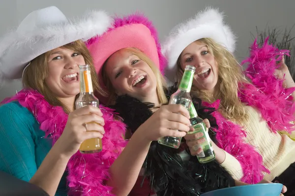 Vestir-se Adolescentes Meninas desfrutando de bebidas — Fotografia de Stock