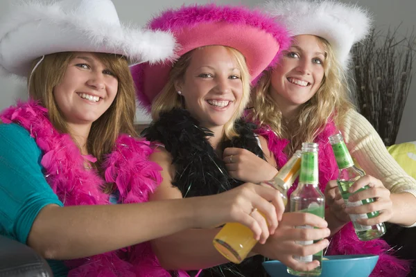 Vestir Adolescentes Meninas Desfrutando Bebidas — Fotografia de Stock