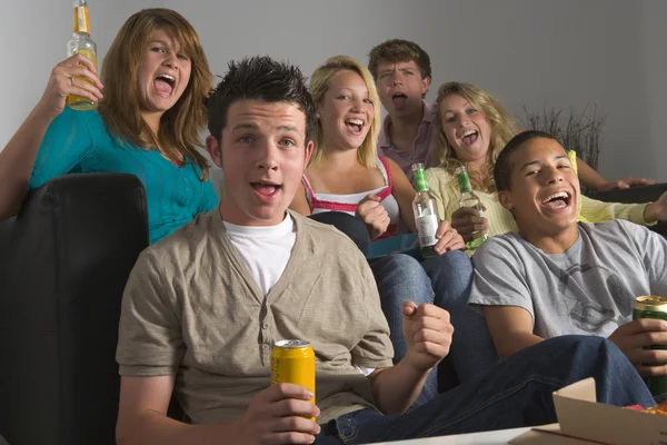 Adolescentes disfrutando de las bebidas juntos —  Fotos de Stock