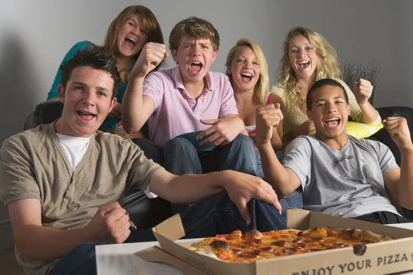 Έφηβοι Διασκεδάζοντας Και Τρώγοντας Πίτσα — Φωτογραφία Αρχείου