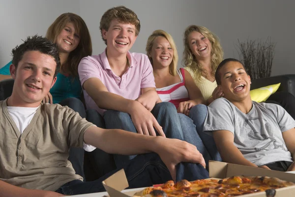 Tieners met plezier en eten van pizza — Stockfoto