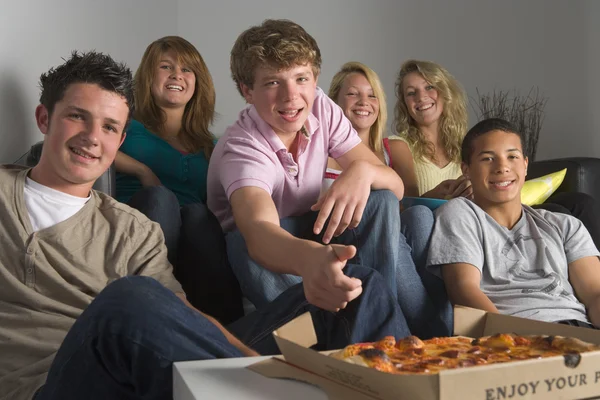 Teenagery Baví Jíst Pizzu — Stock fotografie