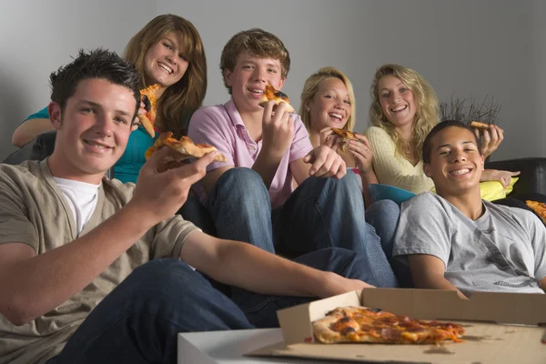 Οι έφηβοι διασκεδάζοντας και τρώγοντας πίτσα — Φωτογραφία Αρχείου