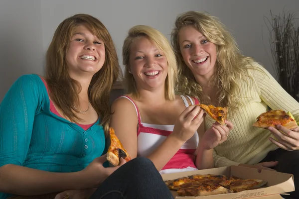 Tienermeisjes Eten Van Pizza — Stockfoto