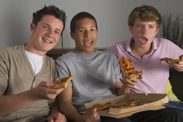 ピザを楽しむ 10 代の少年 — ストック写真
