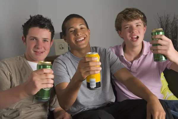 Tonårspojkar dricka öl — Stockfoto