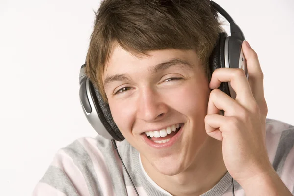 Adolescente niño escuchando música en los auriculares — Foto de Stock