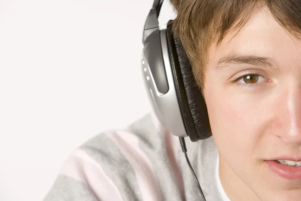 Genç Çocuk Kulaklıklar Müzik Dinlemek — Stok fotoğraf