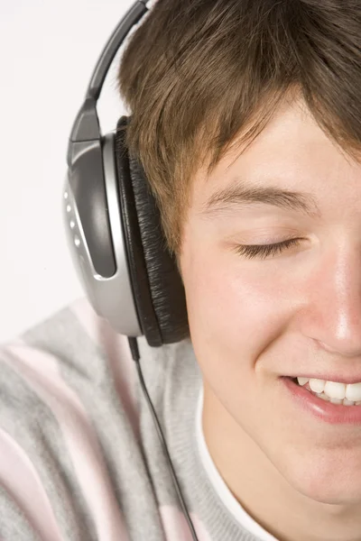 Adolescente niño escuchando música en los auriculares —  Fotos de Stock