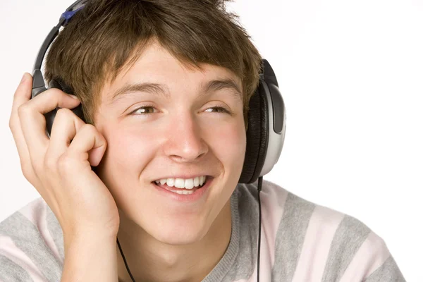 代の少年のヘッドフォンで音楽を聴く — ストック写真