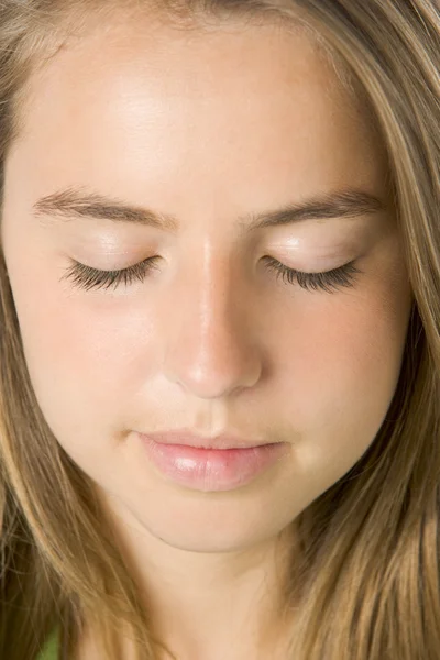 Porträt eines Teenagers mit geschlossenen Augen — Stockfoto