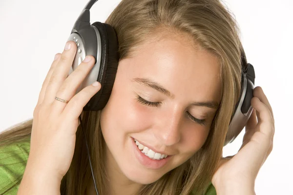 Dospívající dívka, poslech hudby na sluchátka — Stock fotografie