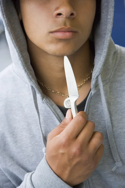 10 代の少年ブランディング ナイフ — ストック写真