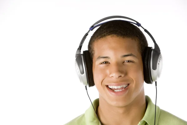 Nastoletni Chłopiec Słuchanie Muzyki Słuchawkach — Zdjęcie stockowe