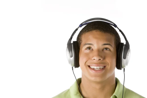 Menino adolescente ouvindo música em fones de ouvido — Fotografia de Stock