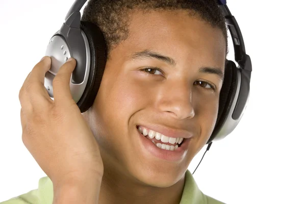 Tiener luisteren naar muziek op hoofdtelefoon — Stockfoto