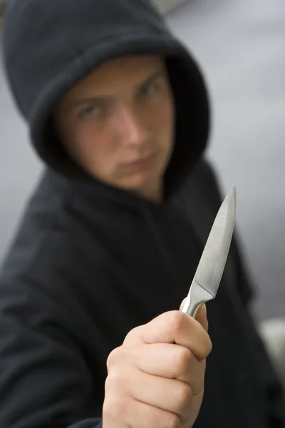 10 代の少年ブランディング ナイフ — ストック写真