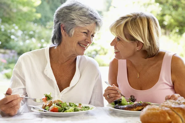 Amigos Comiendo Una Comida Fresco — Foto de Stock