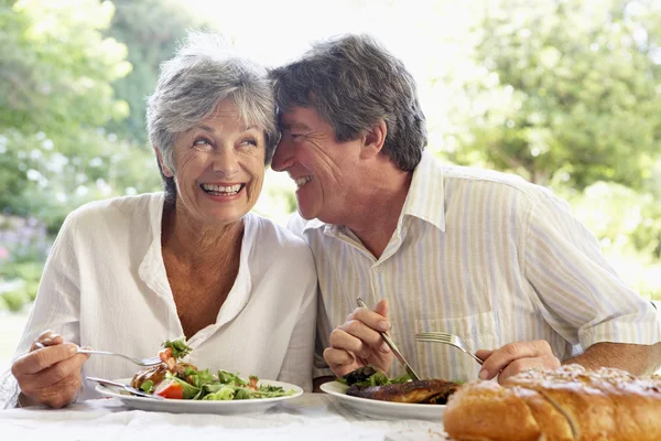 Paar beim Essen im Freien — Stockfoto