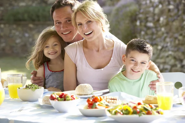 Familie isst ein Essen im Freien — Stockfoto