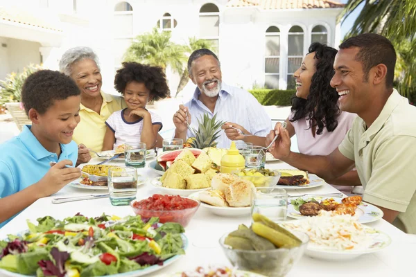 Familia comiendo una comida Al Fresco — Foto de Stock