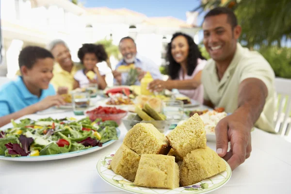 Rodzina Jedzenie Posiłek Świeżym Powietrzu — Zdjęcie stockowe